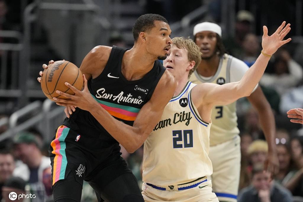 文班亚马23+15卡斯尔22+10+10 马刺擒雄鹿迎8连胜